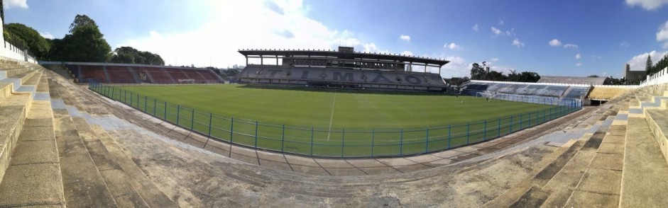 Funcionrios de limpeza e copa do Parque So Jorge e do CT Joaquim Grava estavam com salrios atrasados