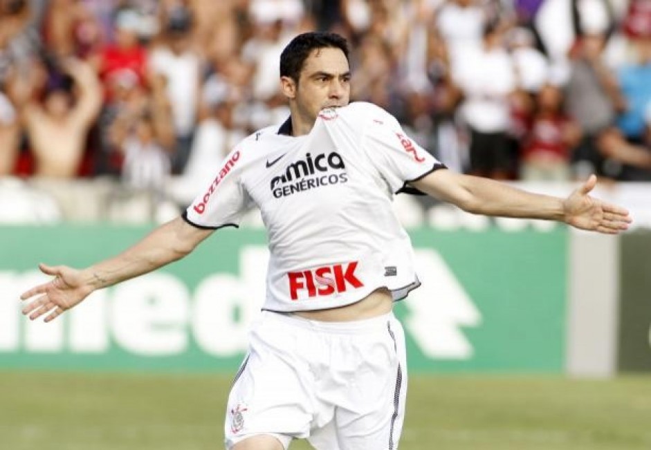 Chico jogou pelo Corinthians entre os anos de 2008 e 2013