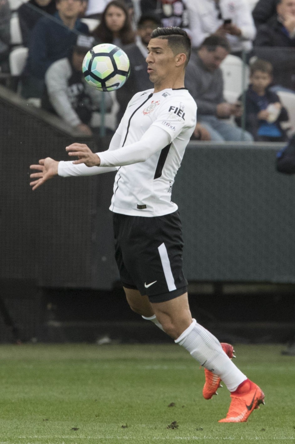 Balbuena atuando contra o Botafogo, na Arena Corinthians, pelo Brasileiro