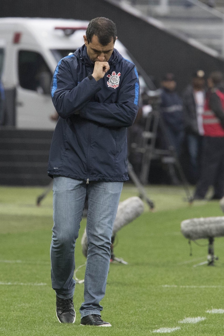 Carille preocupado durante partida contra o Botafogo, na Arena