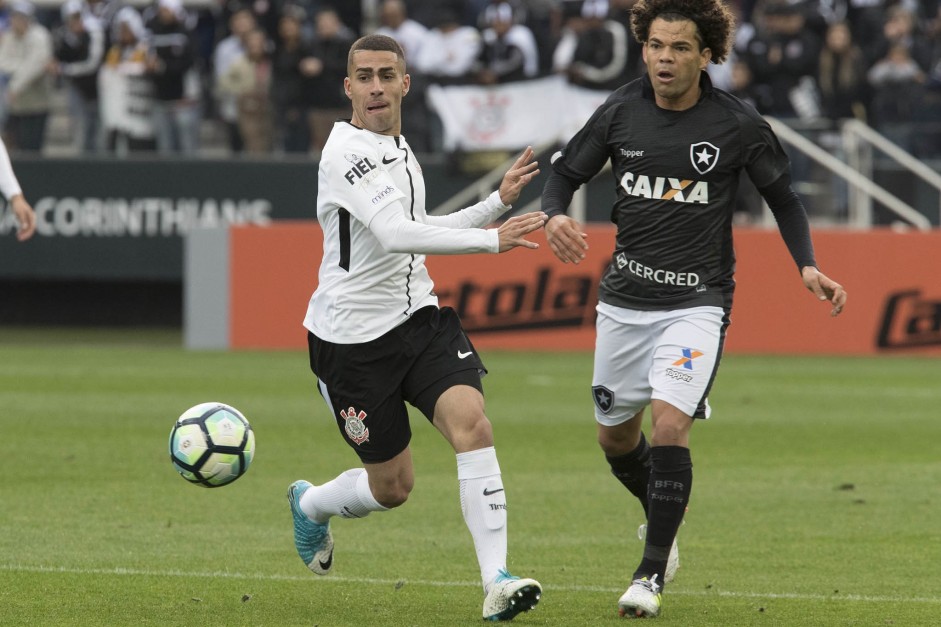 Gabriel jogando contra o Botafogo, na Arena Corinthians