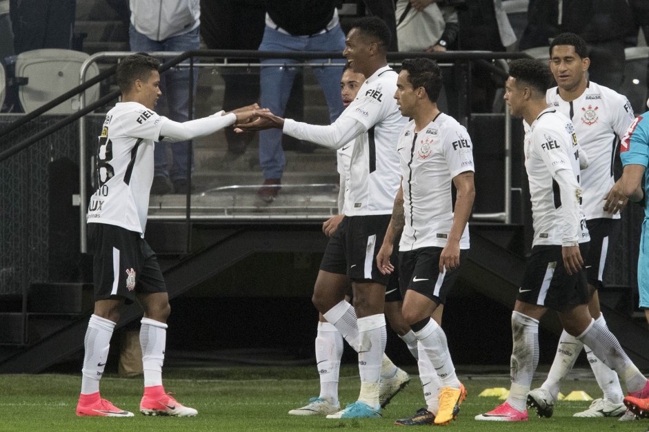 J sendo cumprimentado pelo companheiro aps marcar o gol da vitria sobre o Botafogo