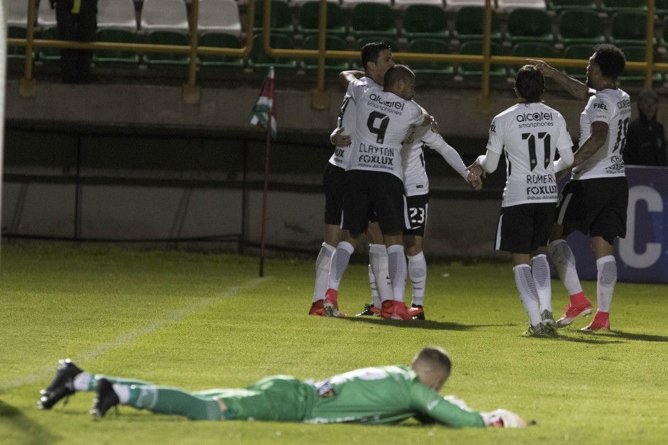 Jogadores do Corinthians comemoram gol no segundo tempo contra o Patriotas, da Colmbia.