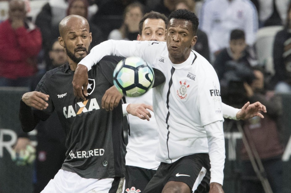 O atacante Jô aproveito boa jogada de Pedrinho para anotar o gol contra o Botafogo