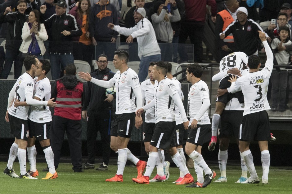 O time inteiro comemorando o gol de J contra o Botafogo