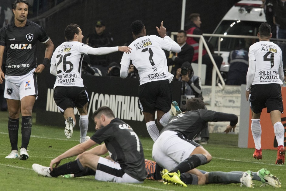 Rodriguinho e J correm para comemorar o gol do atacante