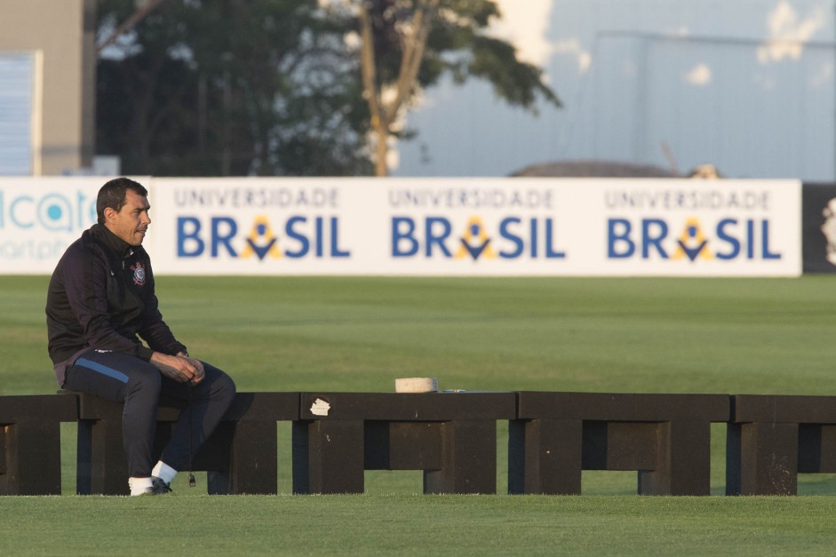 Carille observa sentado o treino de hoje