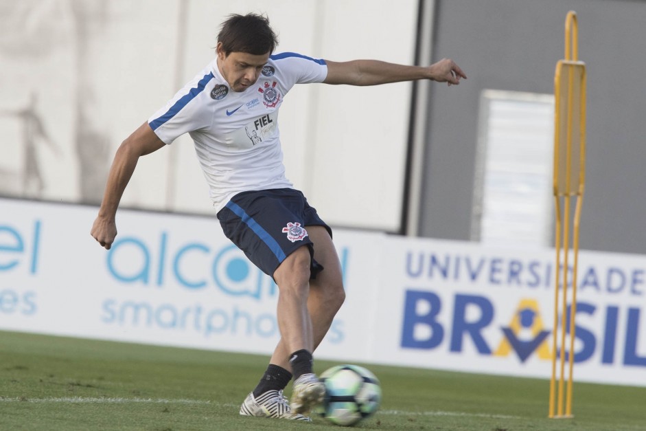 Chuta, Romero! O atacante treino finalizaes no treino desta tarde