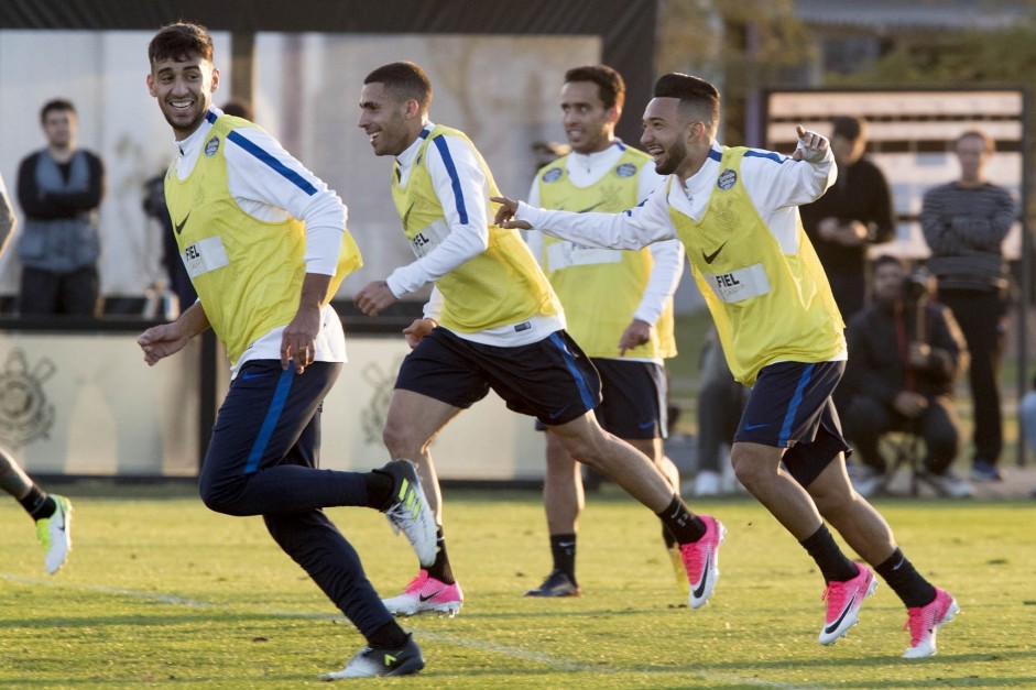 Corre que é gol! Jogadores comemoram durante o treino de hoje