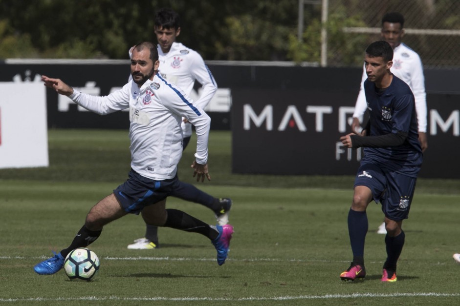 Danilo esbanja experiência no treino de hoje