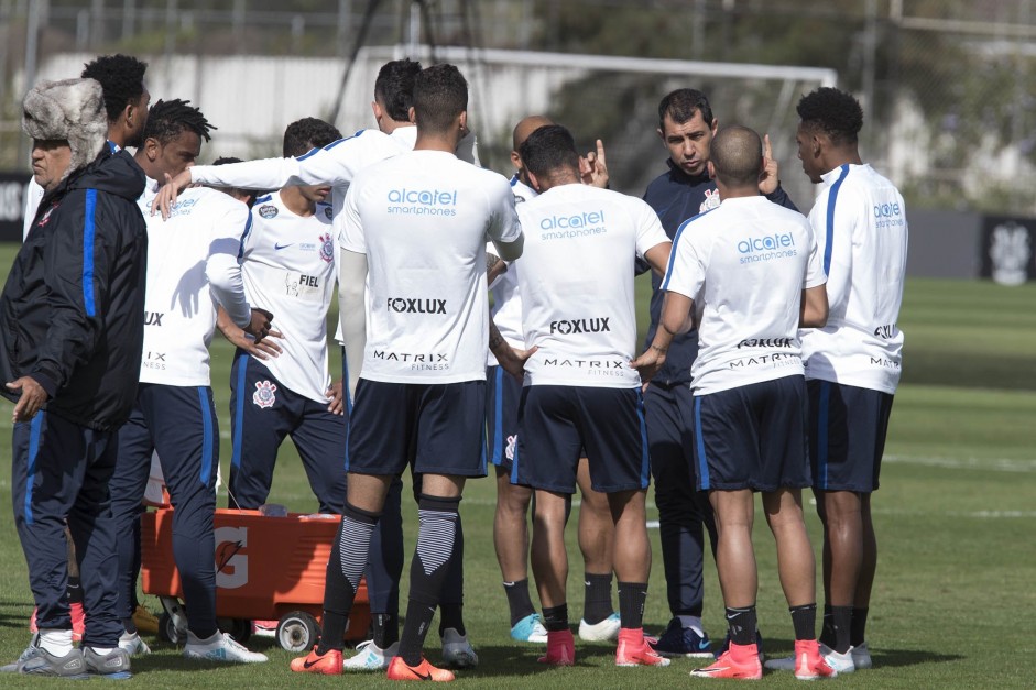 Elenco concentrado para ouvir as instruções do técnico Carille durante o treino