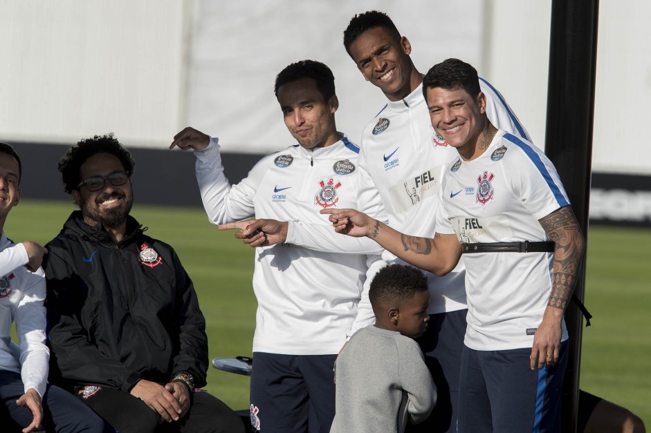 Elenco no maior sorriso durante treino da tarde no CT