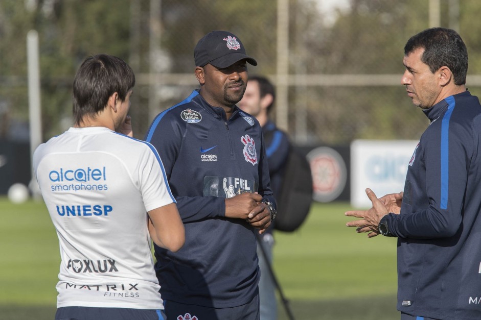 Fabinho e Carille falam com Romero no treinamento desta tarde