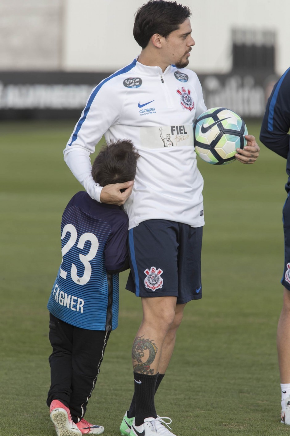 Fagner e seu filho no treino de hoje; O garoto faz um sucesso lá no CT