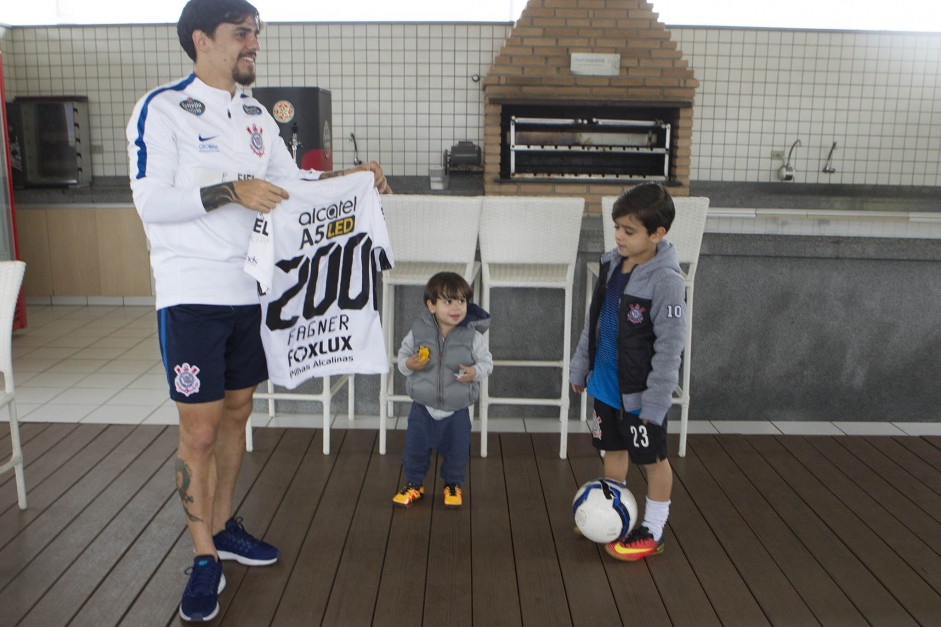 Fagner recebeu a camisa de número 200