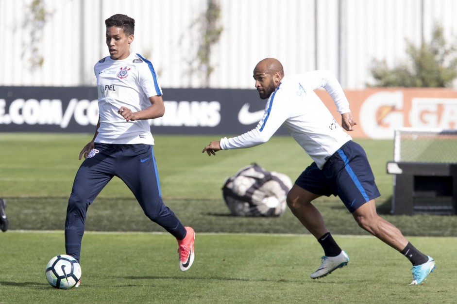Fellipe Bastos e Pedrino no treino de reapresentação do Corinthians no CT