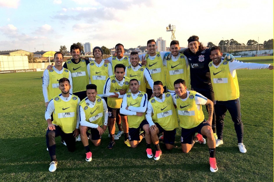 Foto de todo o elenco no treino desta tarde