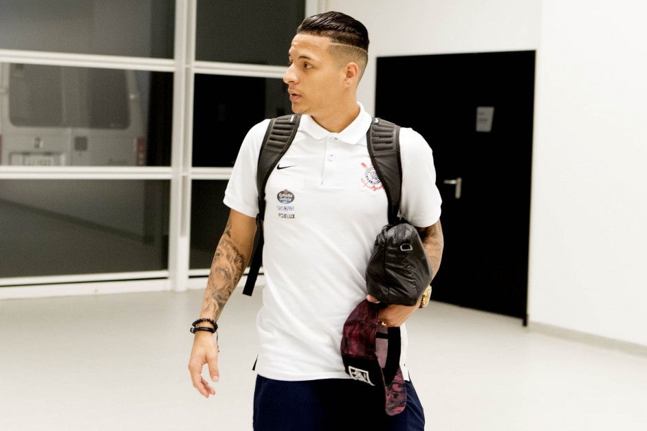Guilherme Arana chega ao estádio para enfrentar o Botafogo, pelo Brasileirão