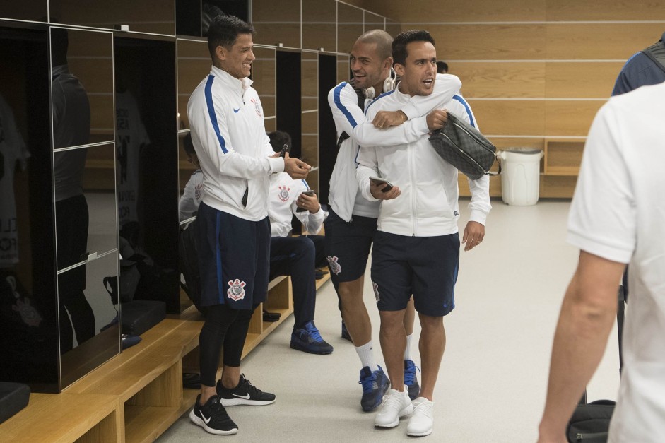 Jogadores em clima muito amistoso no vestiário da Arena antes de confronto contra o Botafogo