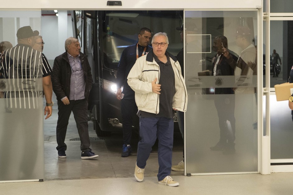 O presidente Roberto de Andrade entrando na Arena antes do jogo contra o Botafogo