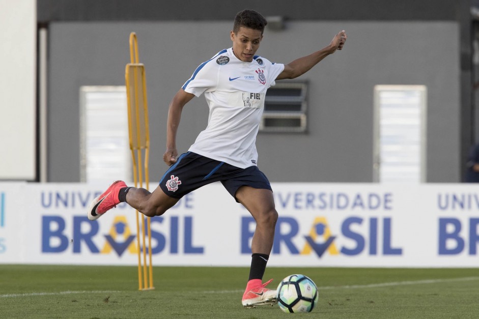 Pedrinho treina finalizações