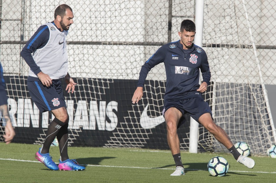 Pedro Henrique tem a dura missão de encarar o meia Danilo no treino desta tarde