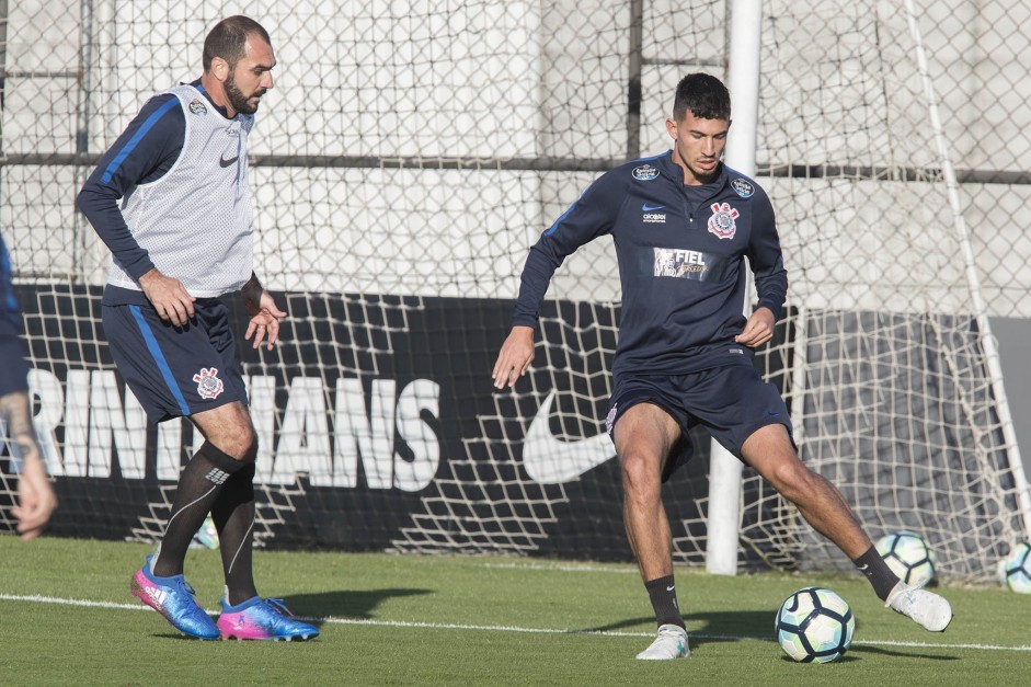 Pedro Henrique tem a dura misso de encarar o meia Danilo no treino desta tarde