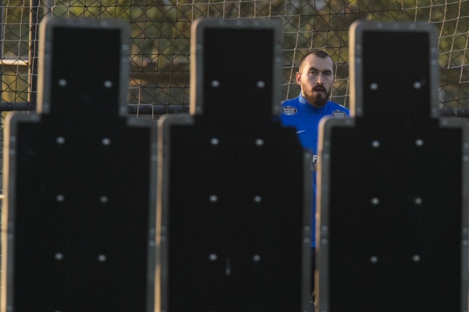 Pega essa, Walter! Com barreira, goleiro tem que defender as cobranças no treino