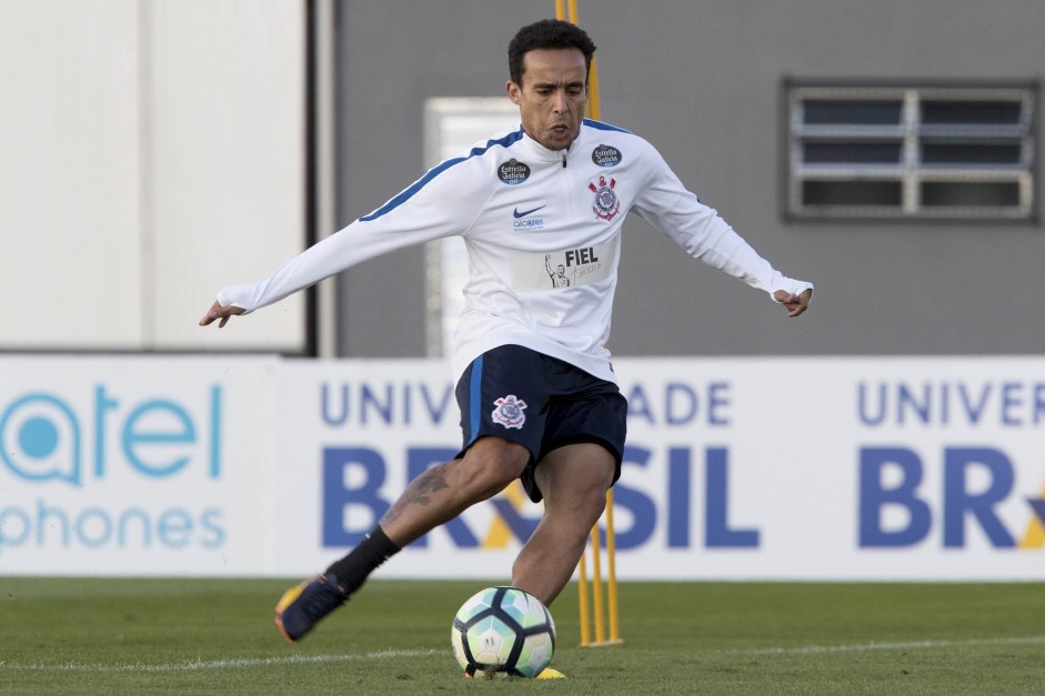 Pra manter o pé calibrado, Jadson treina finalizações