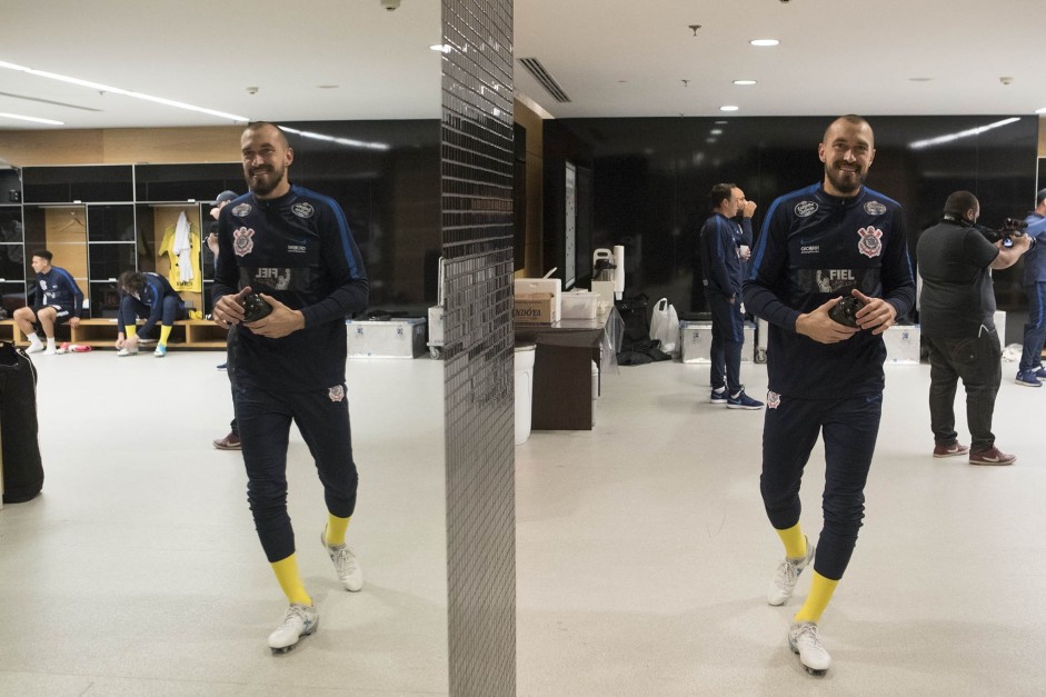 Walter todo sorridente no vestirio da Arena antes do jogo contra o Botafogo