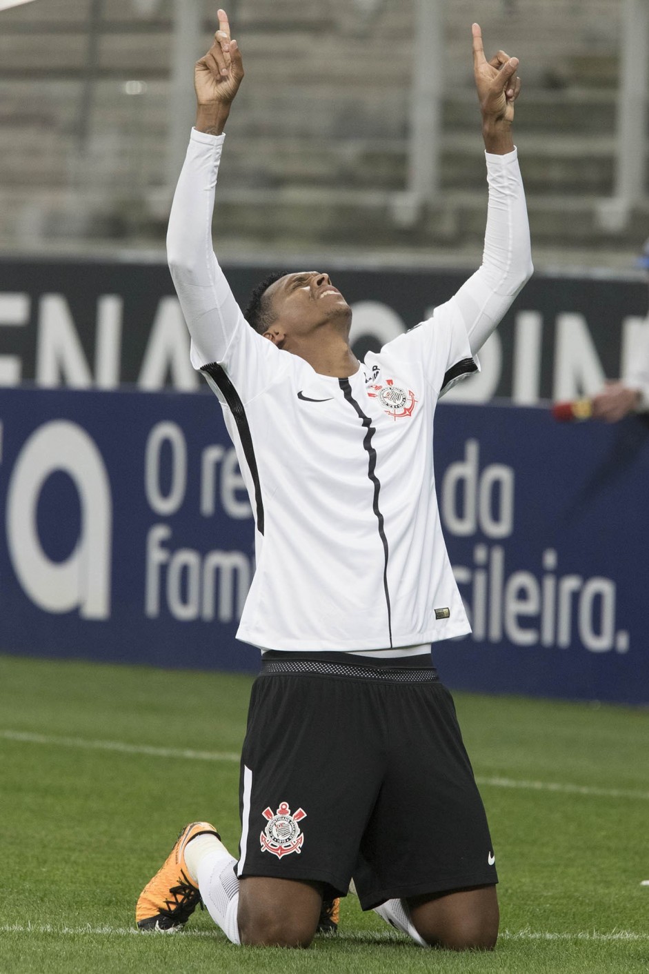Jô anotou o segundo gol do Timão contra a Ponte Preta
