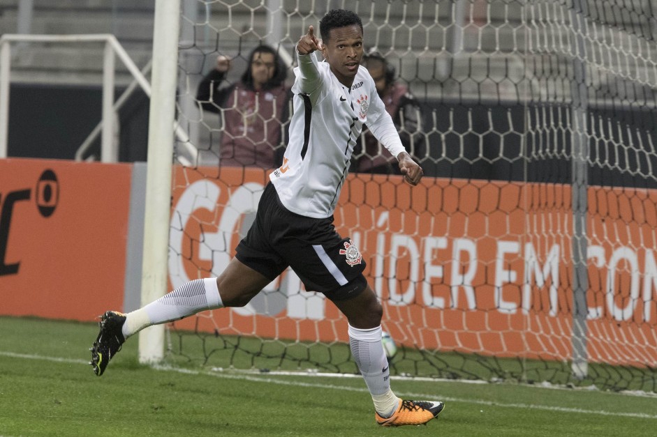 Jô marcou um golaço contra a Ponte Preta