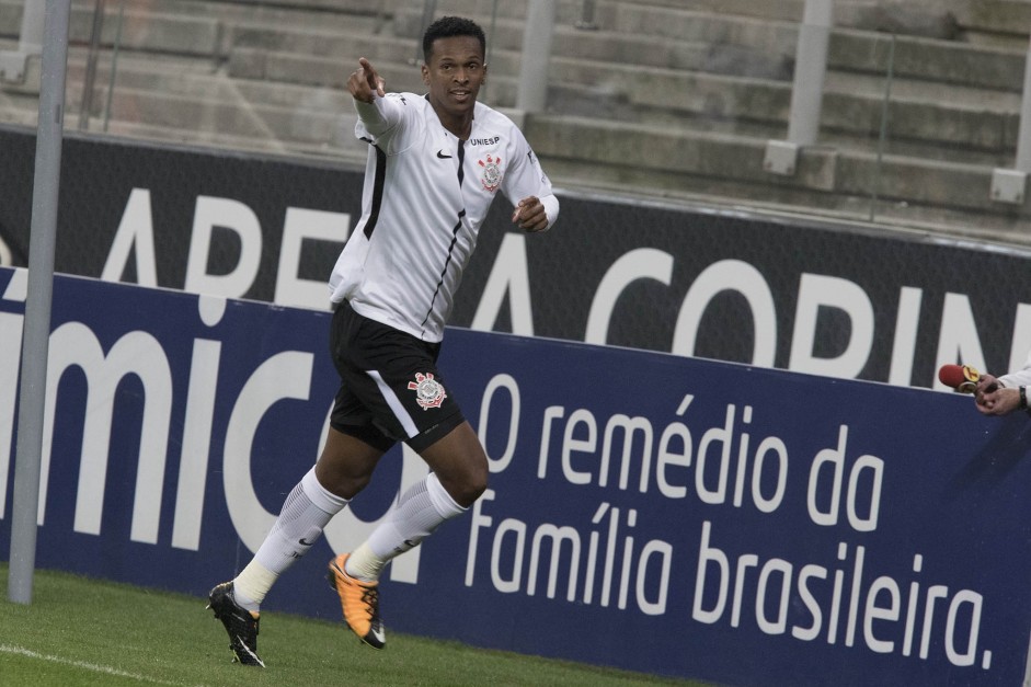 O atacante correu para comemorar o segundo gol diante a Ponte Preta