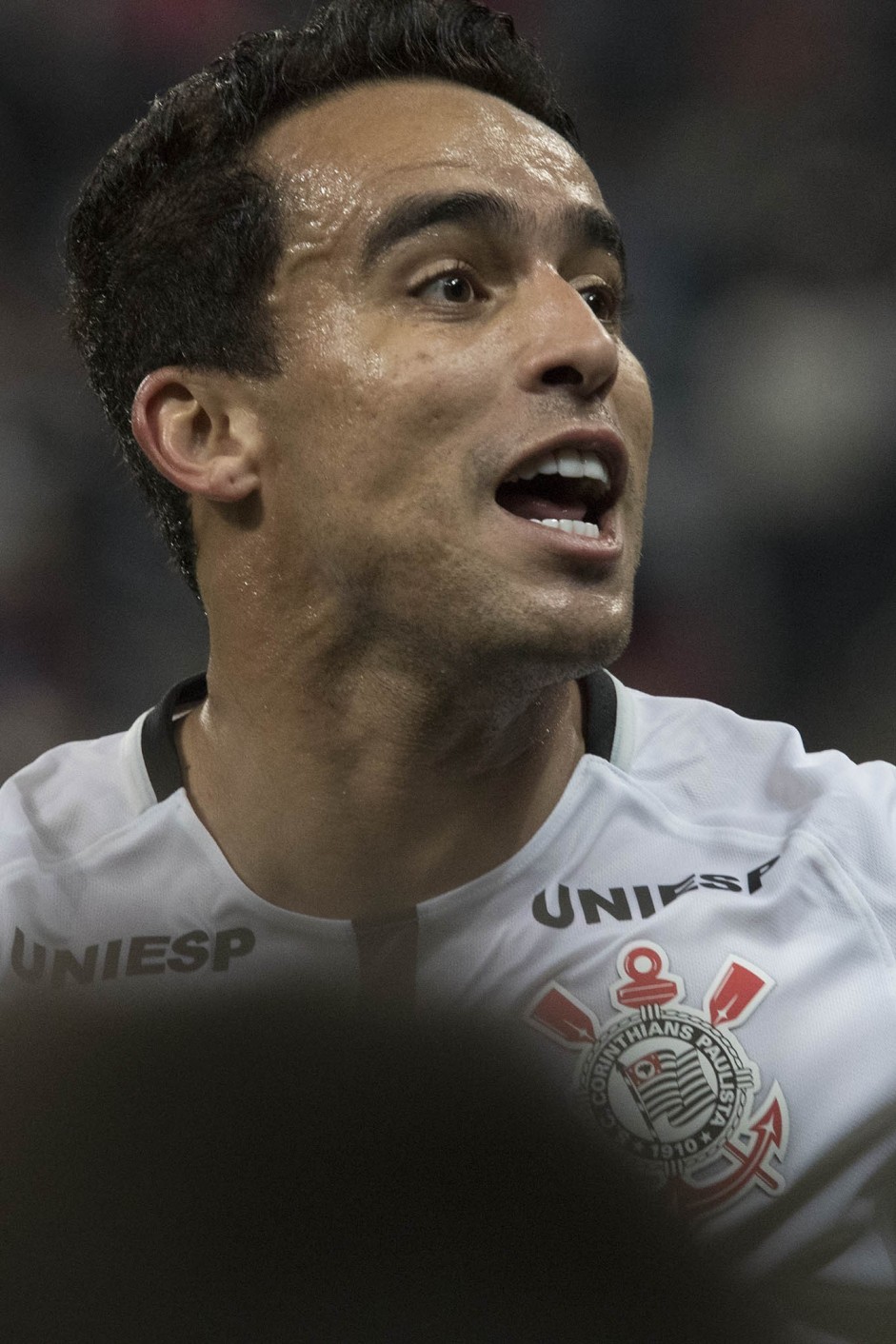 O meia Jadson também marcou um belo gol diante a Ponte Preta