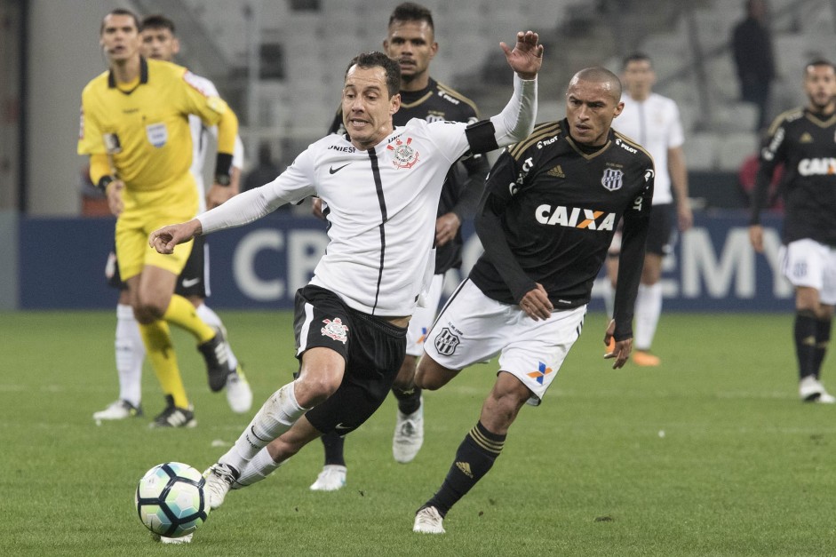 Rodriguinho se esticando todo durante a partida contra a Ponte Preta