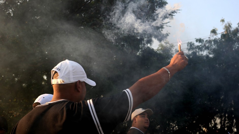 Fogos de artifcios tambm foram usados pelos torcedores no CT