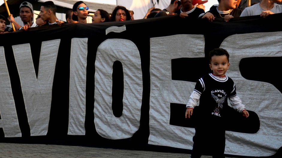 Mais uma criana marcando presena no CT do Corinthians