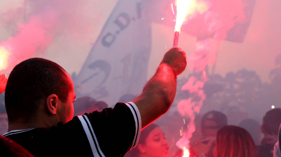 Sinalizadores acesos nas arquibancadas da Arena geraram nova punio ao Corinthians