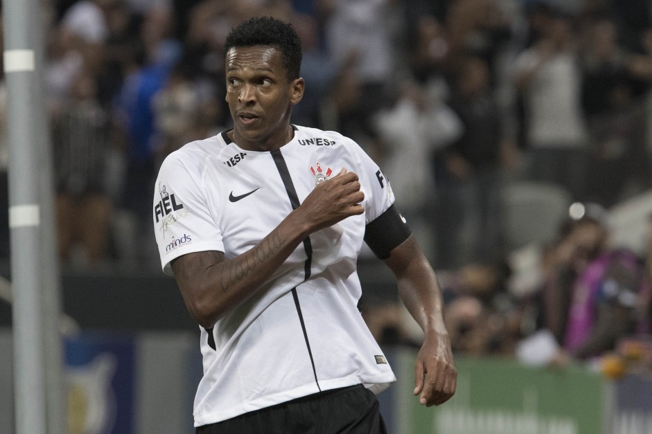 Batendo no peito, Jô comemora o segundo gol do Timão