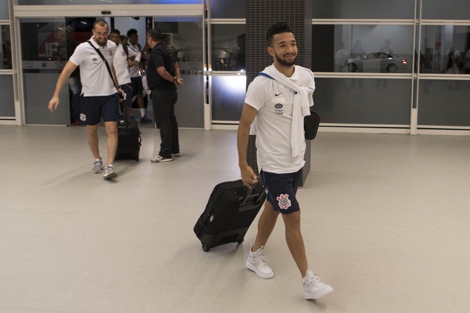 Clayson chega  Arena para duelo contra o Atltico-PR