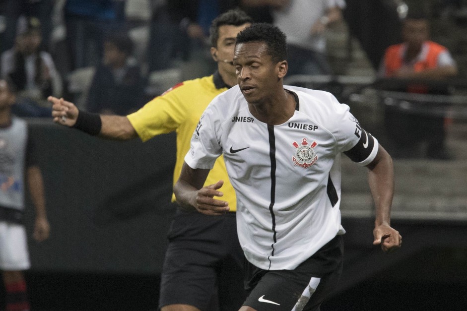 Contra o Atlético-PR, Jô anotou os dois gols do Timão