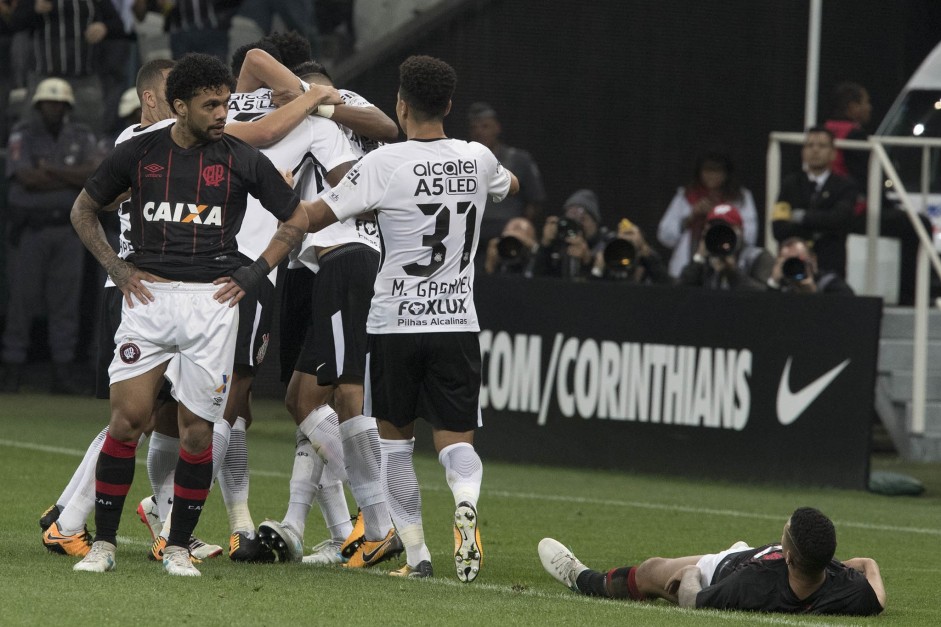 Corinthians marcou dois gols na Arena contra o Atlético-PR