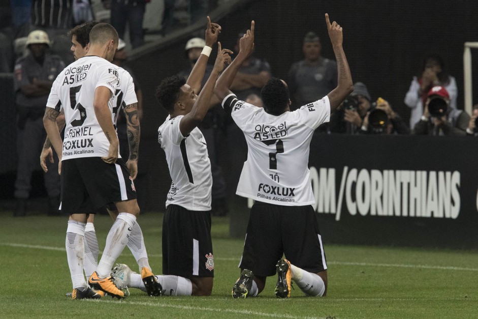 Elenco comemora o gol de empate de Jô, contra o Atlético-PR