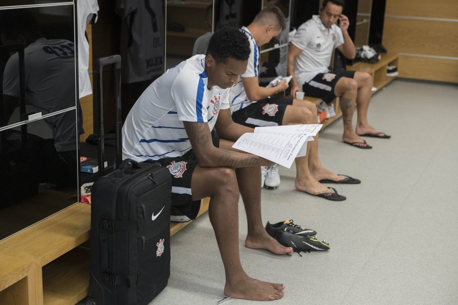 Jogadores no vestiário da Arena poucos minutos antes do início do jogo contra o Atlético-PR