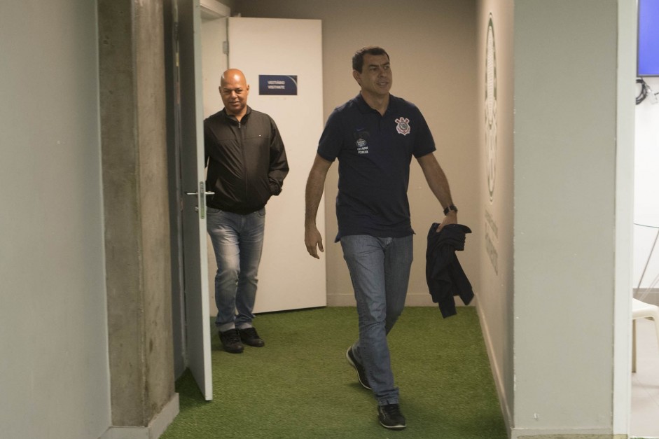 Fábio Carille chega ao estadio para o jogo contra o Palmeiras