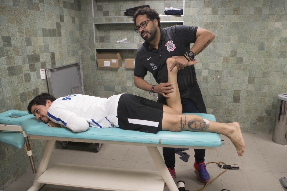 Fagner recebe massagem antes do jogo contra o Palmeiras