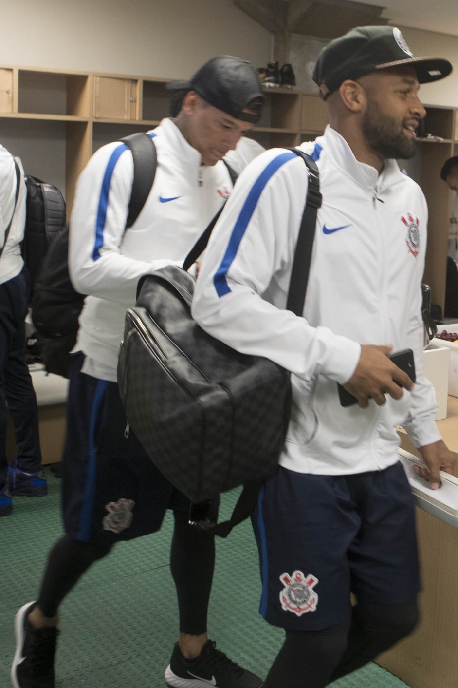 Fellipe Bastos no vestiário do estádio do Palmeiras antes da partida