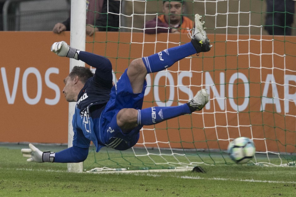 Fernando Prass tomou mais um gol do Timão na carreira; Jadson e Arana marcaram os tentos