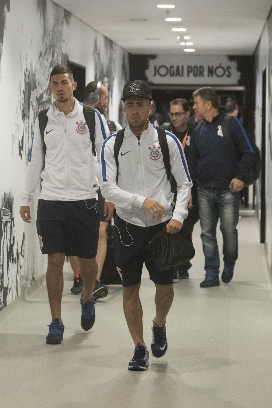Gabriel chegando à Arena para o jogo contra a Ponte Preta