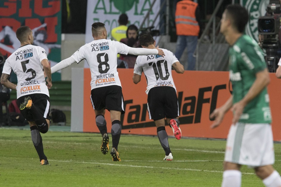 Gabriel e Maycon comemoram com Jadson o gol de pnalti contra o Palmeiras
